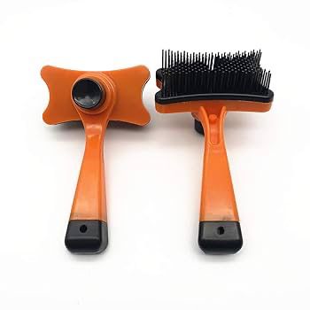 Small comb with a button